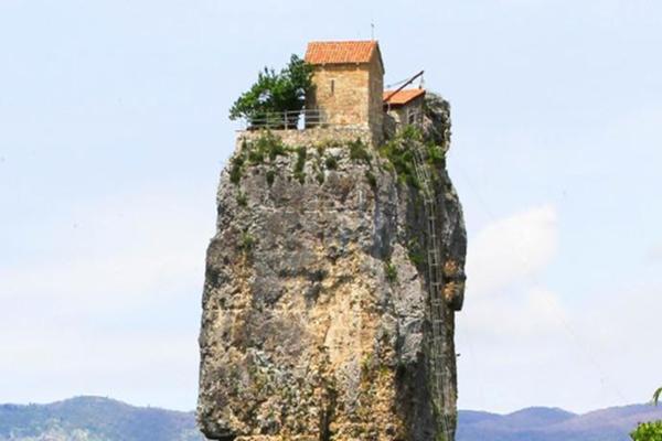 Mạo hiểm ngủ trên võng giữa vực sâu gần 200 m-1