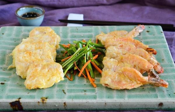 Bánh cá chiên (saengsun jeon) và bánh tôm chiên (saewoo jeon): Bánh cá và bánh tôm thường được phục vụ trong bữa tối truyền thống của Hàn Quốc, đặc biệt vào các ngày lễ. Saengsun jeon thường được làm từ cá tuyết, cá minh thái. 2 món bánh này có thể được chế biến sẵn và giữ ấm trong lò hoặc ở nhiệt độ bình thường cho đến khi ăn. Điều này khiến món ăn trở thành thực phẩm tiện lợi cho bữa tiệc tùng.