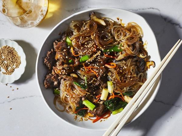 Miến trộn Hàn Quốc (japchae): Trong những ngày lễ đặc biệt, japchae tự làm luôn có trên bàn ăn của người Hàn Quốc. iến Hàn Quốc được chế biến từ 100% tinh bột khoai lang. Đây là món ăn đơn giản, được chế biến nhanh gọn và mang đậm hương vị truyền thống xứ kim chi.