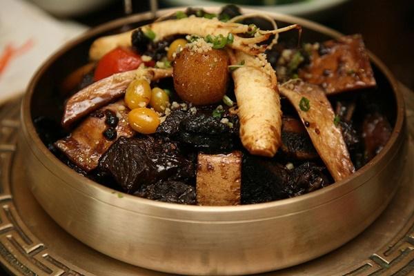 Sườn om (galbi jjim hay kalbi jjim): Theo truyền thống, người Hàn Quốc làm món ăn này nhiều nhất vào những dịp lễ lớn bởi giá của sườn nướng rất đắt. Nguyên liệu chính của món ăn là sườn bò hoặc heo. Sau khi cắt và ướp với nước tương, dầu vừng, tiêu và đường, sườn sẽ được hầm trong một khoảng thời gian nhất định, tới khi thịt mềm và dậy mùi thơm.