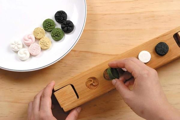 Bánh trà mè đen, trắng và nâu (dasik): Trong thế kỷ 17, hoàng gia Hàn Quốc thường thiết đãi những chiếc bánh dasik với trà như một món ăn cho năm mới. Những chiếc bánh xinh xắn này là món chay, được làm từ hạt vừng nghiền mịn, thêm vị ngọt của mật ong. Bạn có thể tạo ra màu sắc khác nhau cho bánh bằng cách sử dụng hạt mè đen, trắng hoặc bột trà xanh.