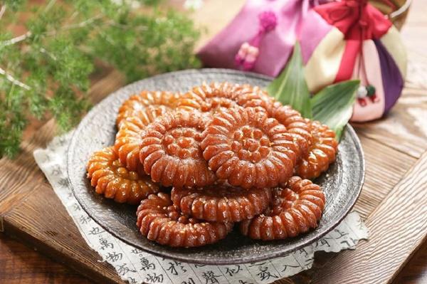 Bánh ngọt mật ong (yakgwa hay yakwa): Yakgwa là bánh làm từ bột với dầu mè, mật ong và rượu nguyên chất. Bánh được ép vào khuôn có sẵn hoặc cán mỏng rồi cắt thành từng miếng vuông. Sau đó, chúng được chiên trong dầu rồi nhúng mật ong.