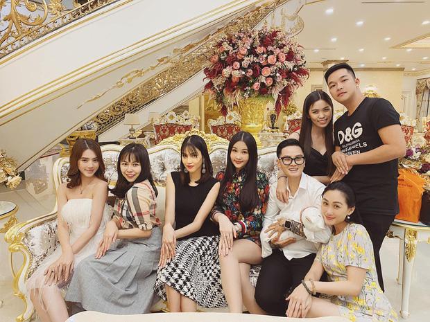 Đón năm mới cùng đàn em, Lan Khuê vẫn chứng minh nhan sắc đỉnh cao dù là mẹ bỉm sữa-1