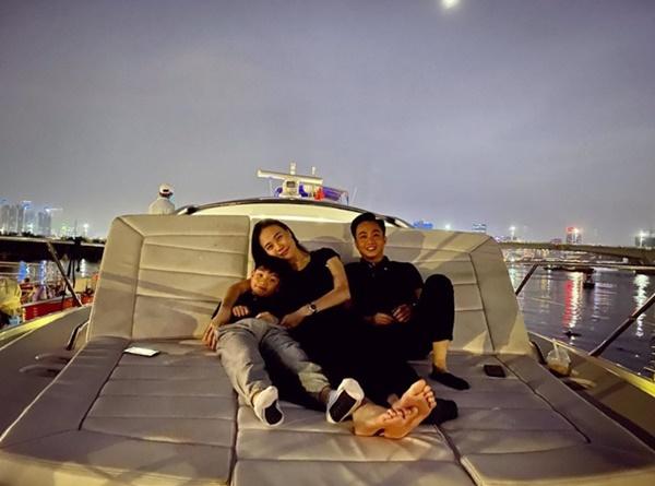 Mở đầu tin sao Việt là hình ảnh Đàm Thu Trang đón năm mới hạnh phúc bên Cường Đô La cùng Subeo. Cô viết: "Chúng ta hãy cùng đón năm 2020, bên nhau mãi mãi nhé".