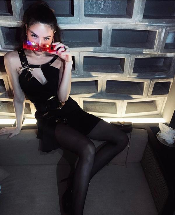 Sao Việt lên đồ đầu năm 2020: H’Hen Niê giản dị chân chất, Đỗ Mỹ Linh đầy ắp hàng hiệu-2