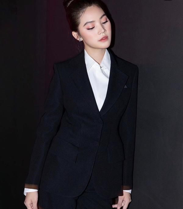 Sao Việt lên đồ đầu năm 2020: H’Hen Niê giản dị chân chất, Đỗ Mỹ Linh đầy ắp hàng hiệu-7