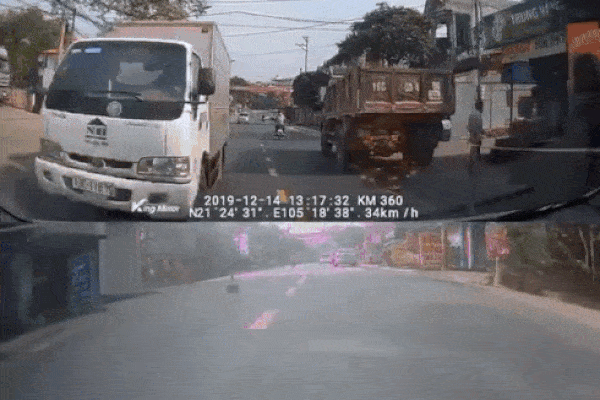 Xe tải tông loạt ô tô dừng đèn đỏ, xe đón dâu bẹp dúm ở Bình Thuận-5