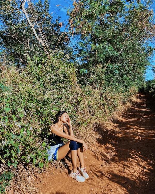 Top 5 Hoa hậu Hoàn vũ 2018 chạy bộ buổi sáng trên con đường đất của buôn.