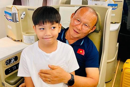 Hồ Ngọc Hà và Subeo tình cờ gặp HLV Park Hang-seo ngày đầu năm