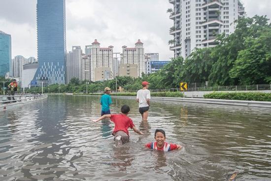 Vỡ đê tại Indonesia, nước lũ dâng cao 4m khiến nhiều người thiệt mạng