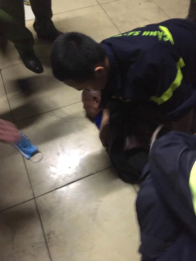 Khởi tố gã đàn ông đốt bệnh viện, xé quần áo nữ y tá đòi hiếp dâm-2