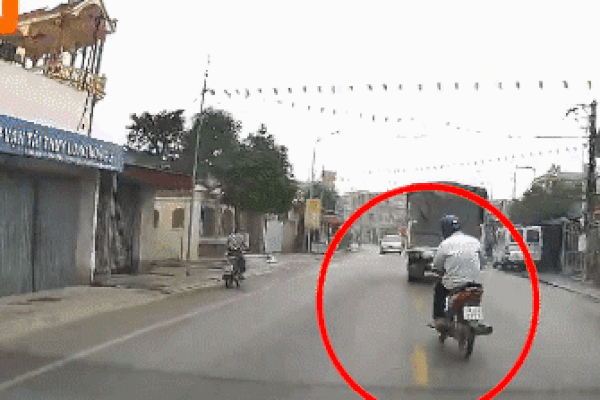 Xe tải tông loạt ô tô dừng đèn đỏ, xe đón dâu bẹp dúm ở Bình Thuận-4