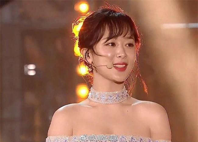 Đều là mỹ nhân được tung hô rầm rộ nhưng nhan sắc thật qua ảnh chưa chỉnh sửa của Địch Lệ Nhiệt Ba và Dương Tử lại gây bất ngờ-3