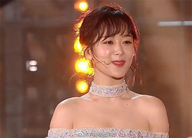 Đều là mỹ nhân được tung hô rầm rộ nhưng nhan sắc thật qua ảnh chưa chỉnh sửa của Địch Lệ Nhiệt Ba và Dương Tử lại gây bất ngờ-4