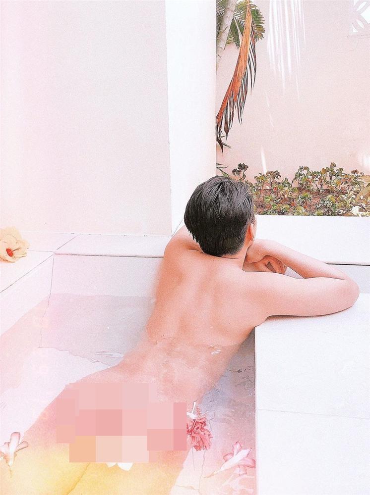 Cả năm đăng đầy ảnh nude, Đào Bá Lộc chào 2020 với phong cách nhức nhối không kém-3