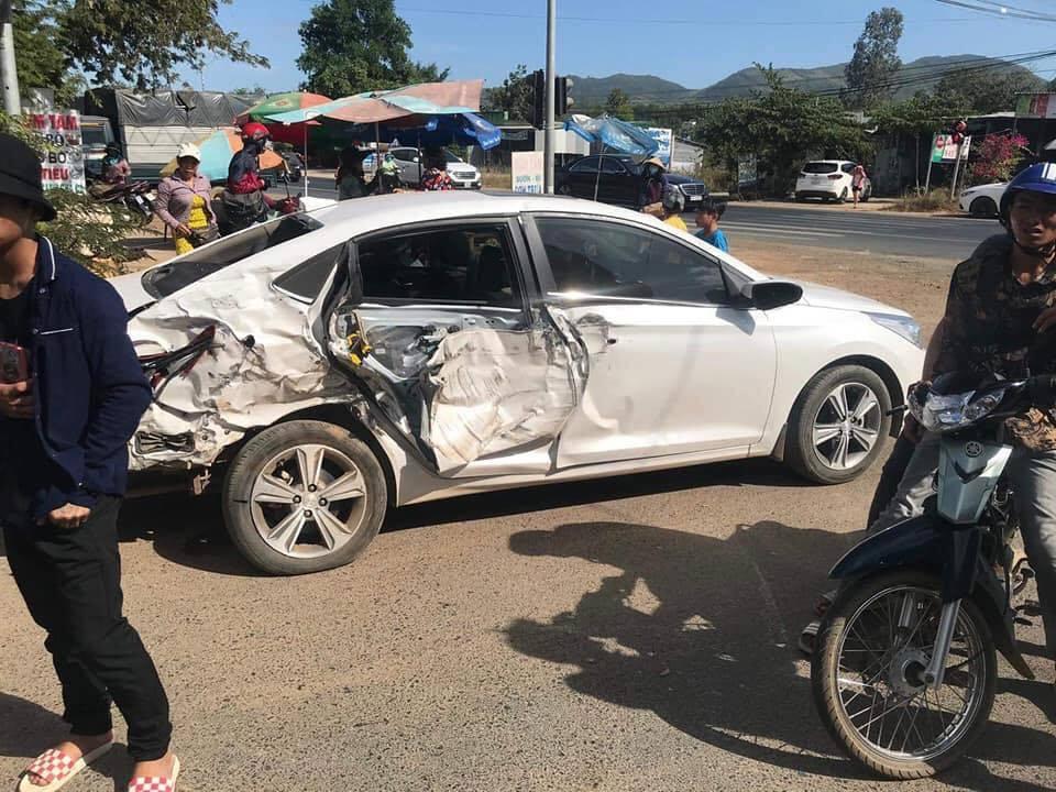 Xe tải tông loạt ô tô dừng đèn đỏ, xe đón dâu bẹp dúm ở Bình Thuận-3