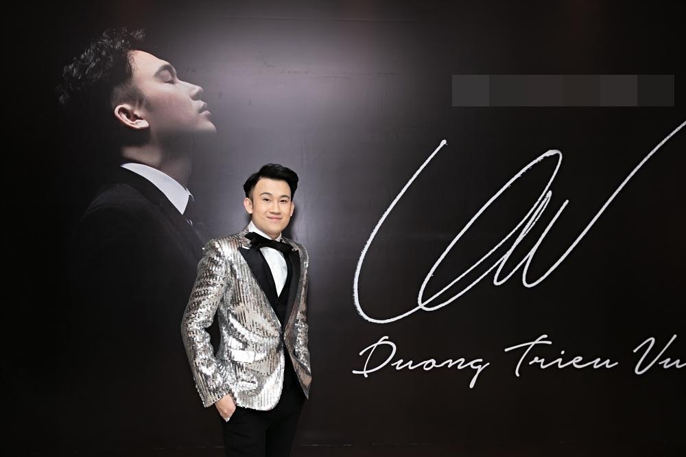 Dương Triệu Vũ thương Hoài Linh ốm yếu, không nỡ bắt ra nắng chụp ảnh-1