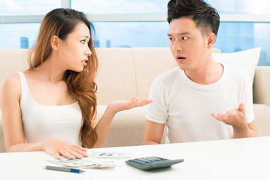 Biếu Tết nhà chồng 2 triệu đồng, chồng 'ăn bám' vẫn chê đồ con dâu... giẻ rách