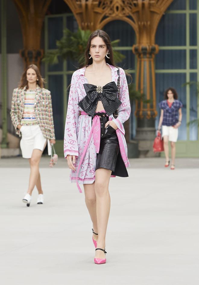 Phượng Chanel lấn át Ngọc Trinh với phong cách cô hầu gái dù diện set đồ trăm triệu-3