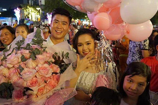 Vừa cầu hôn bạn gái, Đỗ Duy Mạnh đã hé lộ ngày cưới còn nhanh miệng đề nghị Đức Huy bê tráp hộ-1