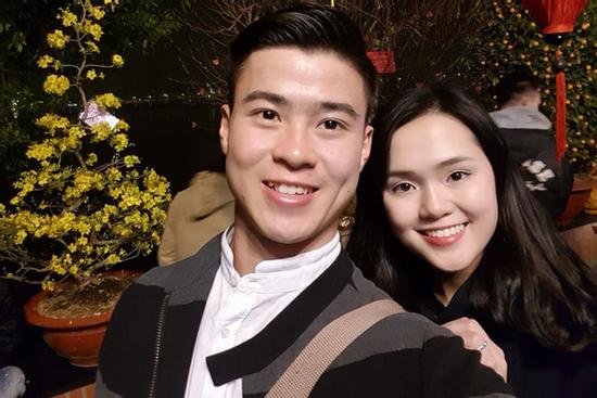 Vừa cầu hôn bạn gái, Đỗ Duy Mạnh đã hé lộ ngày cưới còn nhanh miệng đề nghị Đức Huy bê tráp hộ