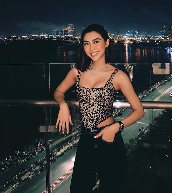 Tường Linh đón năm mới với nụ cười tươi rói. Cô chia sẻ: "Thấy nói bảo năm nay sẽ mang tình yêu đích thực đến cho mình, sẵn sàng chờ đợi thôi", khép lại tin sao Việt.