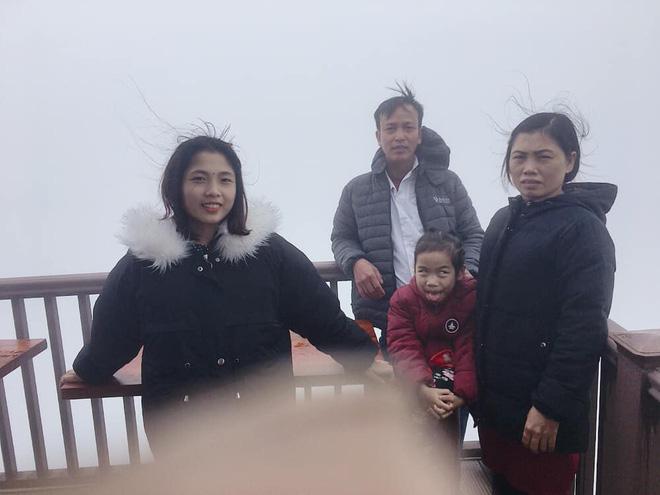 Đi du lịch cùng gia đình, bé gái chiếm spotlight với biểu cảm đúng kiểu một mình một thế giới-1