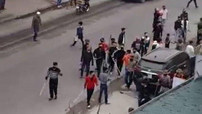 Hai bố con bị hàng chục người dùng hung khí truy sát-2