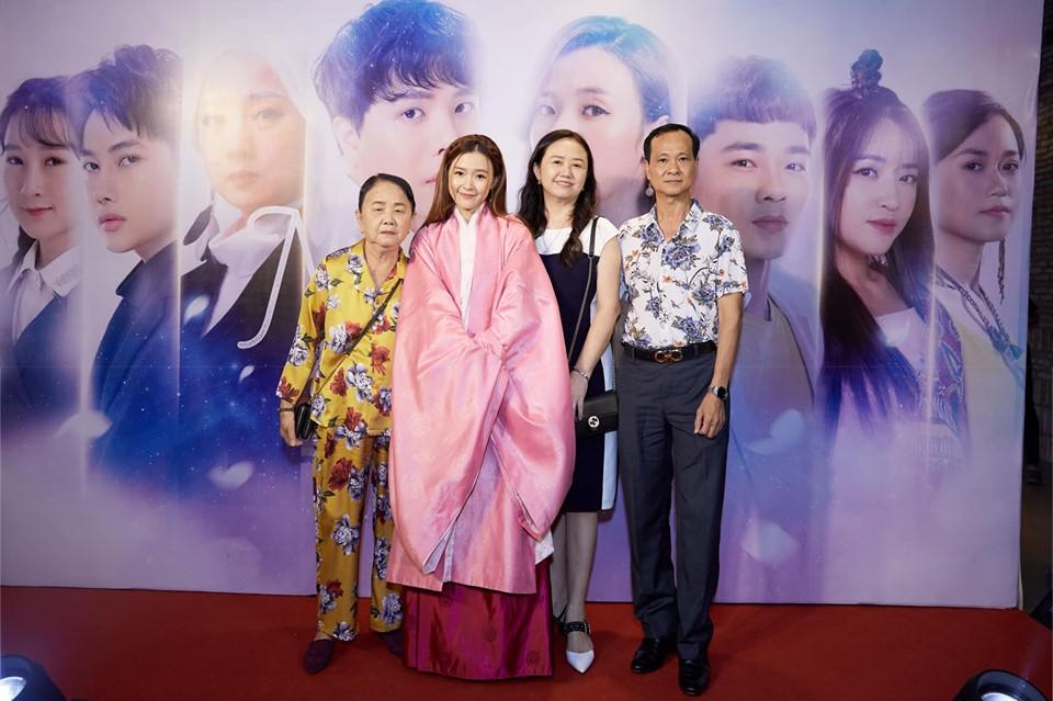 Hết huy động fans, đến bà ngoại lớn tuổi cũng được Midu tận dụng để cày view cho MV nói về tình cũ-5