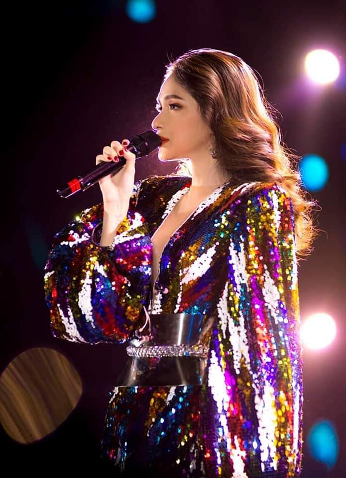 Hương Giang vừa lùn vừa trắng bệch khiến người xem sợ hãi trong bức ảnh fan chụp-9