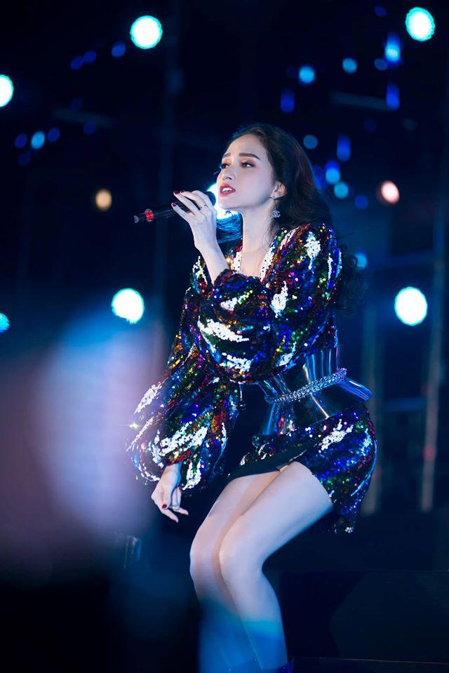 Hương Giang vừa lùn vừa trắng bệch khiến người xem sợ hãi trong bức ảnh fan chụp-8