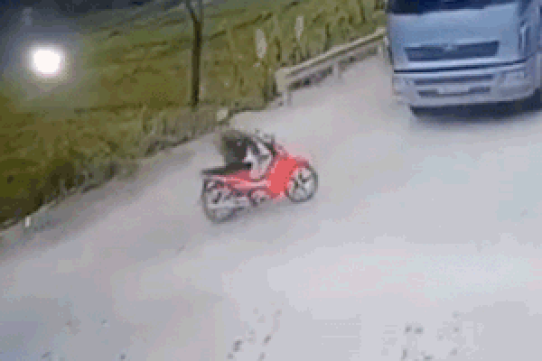 Clip: Người đàn ông thoát chết trong gang tấc nhờ nhảy khỏi xe trước khi bị xe tải cán nát bét