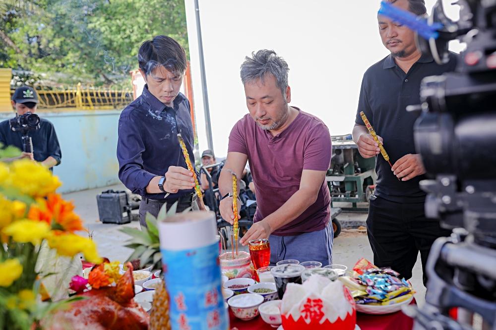 Phim hài đen đầu tiên của Việt Nam khai máy: Hứa Vĩ Văn sàm sỡ Thái Hòa, Kiều Minh Tuấn tình cảm Kaity Nguyễn-2