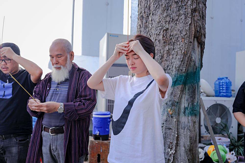 Phim hài đen đầu tiên của Việt Nam khai máy: Hứa Vĩ Văn sàm sỡ Thái Hòa, Kiều Minh Tuấn tình cảm Kaity Nguyễn-4