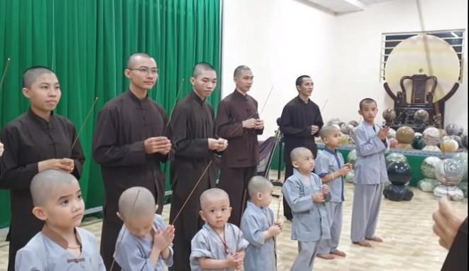 Lan truyền tin team 5 chú tiểu giành giải nhất ở Thách Thức Danh Hài, phần thưởng khủng xô đổ kỷ lục năm trước-1