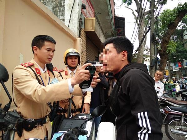 Vì sao Ngân Gốm livestream vừa uống bia vừa lái ô tô, còn đòi đâm chết người nhiều lần mà cơ quan chức năng chưa vào cuộc?-3