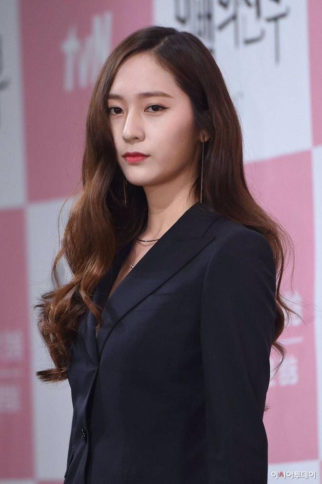 Lisa và dàn em út nhóm nhạc Hàn lên đời phong cách sau khi nổi tiếng-10