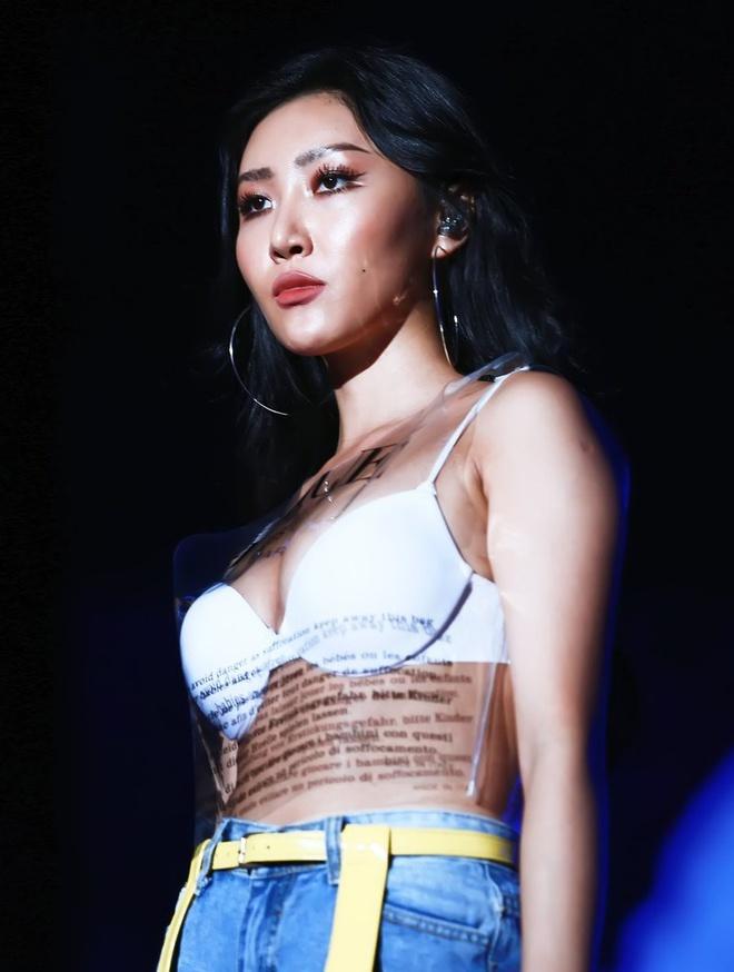 Lisa và dàn em út nhóm nhạc Hàn lên đời phong cách sau khi nổi tiếng-16