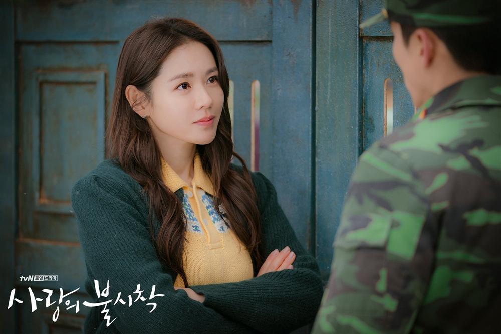 Ăn mặc như thôn nữ, Son Ye Jin vẫn khiến dân tình loá mắt với toàn hàng hiệu xa xỉ-5