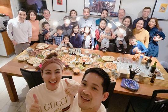3 thế hệ gia đình Ngân Khánh đoàn tụ ở nước ngoài