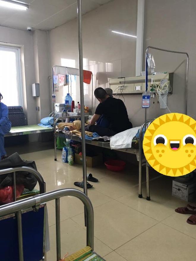 Nam thanh niên chăm bố trong bệnh viện, một câu nói khiến những người xung quanh trầm trồ-1