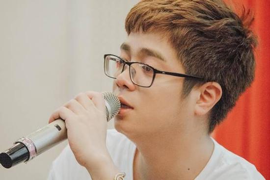 Vpop có một nam ca sĩ mỗi lần trổ tài cover là đồng nghiệp nơm nớp lo khán giả quên luôn bản gốc