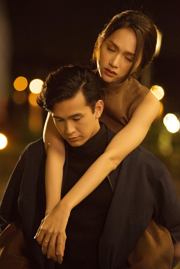 Giữ lời hứa với người hâm mộ, nữ ca sĩ tiếp tục mời cả Philip, quán quân The Face Men mùa đầu tiên tham gia MV “Anh Ta Bỏ Em Rồi”, tạo nên một kịch bản tình tay tư “đẫm drama”.