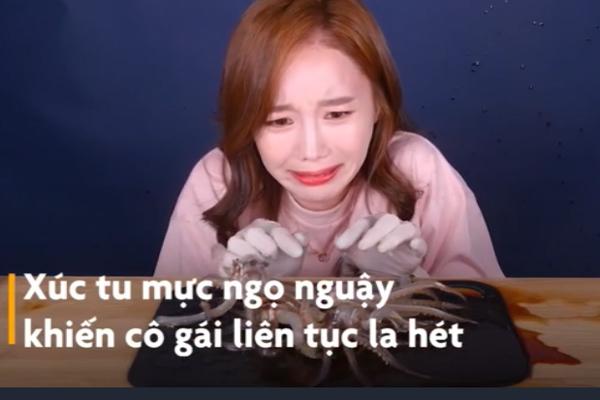 Khách châu Phi toát mồ hôi thưởng thức đặc sản ăn tươi nuốt sống ở Hà Tĩnh-4