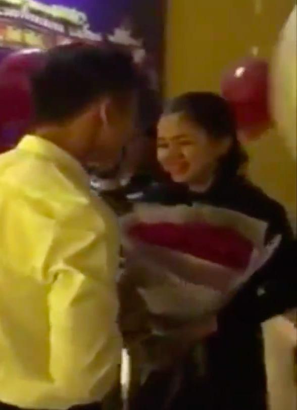 Bộ ba trung vệ tuyển Việt Nam cầu hôn, tỏ tình bạn gái lãng mạn-3