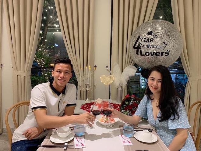 Bộ ba trung vệ tuyển Việt Nam cầu hôn, tỏ tình bạn gái lãng mạn-4