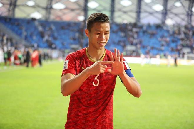 Bộ ba trung vệ tuyển Việt Nam cầu hôn, tỏ tình bạn gái lãng mạn-5