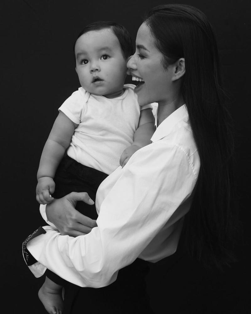Hoa hậu Phạm Hương khoe ảnh con trai lúc tròn 1 tháng tuổi, dân mạng phát sốt vì bé quá đáng yêu-1
