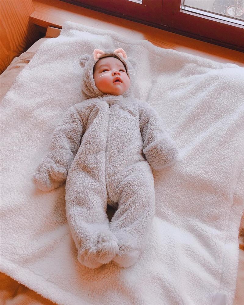 Hoa hậu Phạm Hương khoe ảnh con trai lúc tròn 1 tháng tuổi, dân mạng phát sốt vì bé quá đáng yêu-2