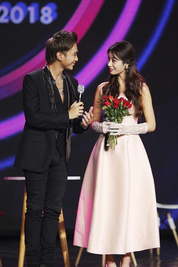 MV “Đẹp Nhất Là Em” đánh dấu sự kết hợp lần đầu tiên giữa Soobin Hoàng Sơn và Jiyeon, hai giọng ca trẻ được yêu thích hàng đầu tại Vpop và Kpop. Không chỉ cùng hòa giọng, cặp đôi còn khiến khán giả “rụng tim” những cử chỉ cực tình tứ dành cho nhau.